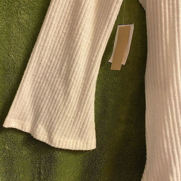Urbanology Women’s Ivory Knit Top, size 2XL. (S 02) - Picture 4 of 4